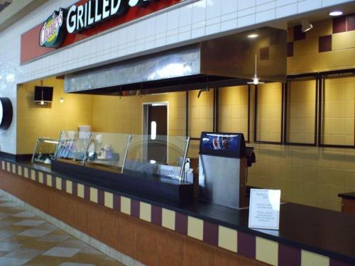 Unattended food service area in shopping center.